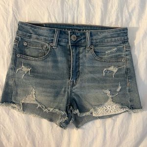 American Eagle light wash hi-rise shortie with lace pockets
